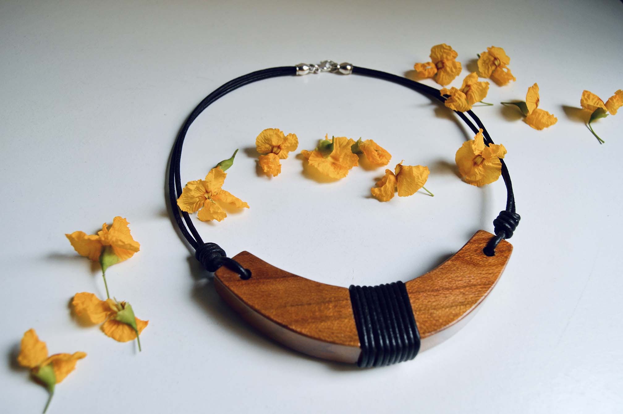collar corto cuero y madera