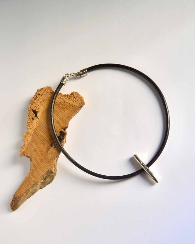 Collar corto de cuero y piezas de plata