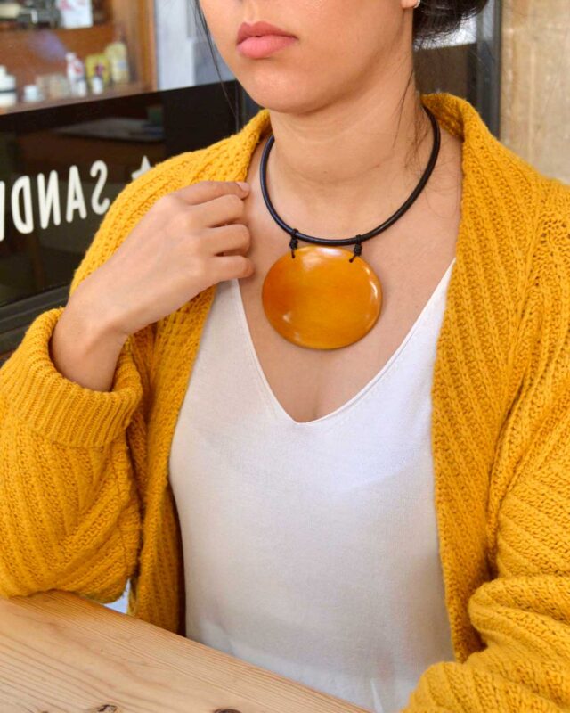 Collar-corto-ovalo-madera